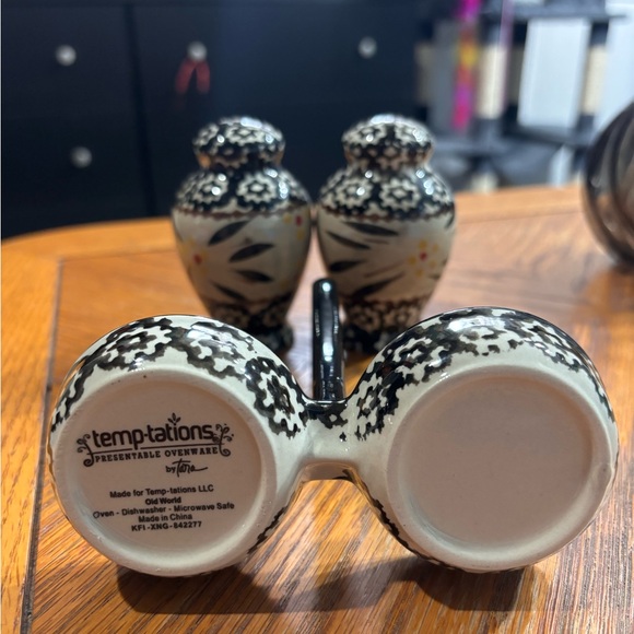 Temptations Salt and Pepper shaker set - Picture 3 of 4